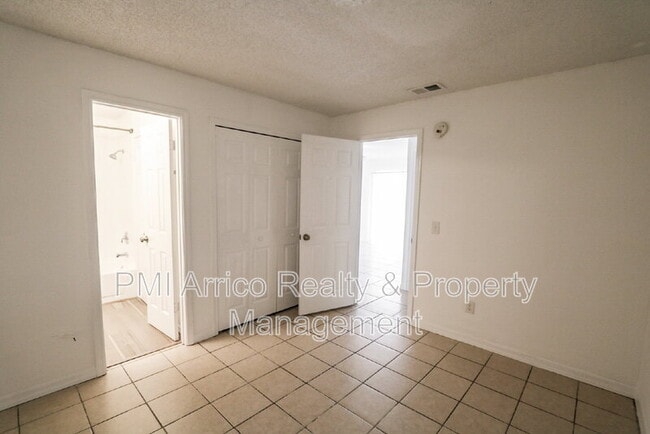 Building Photo - 3253 Bloomingdale Villas Ct