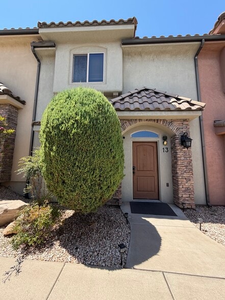 Building Photo - 2075 S Sir Monte Dr