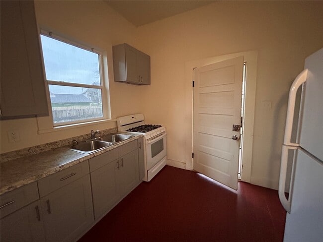 Building Photo - 6737 Ave E