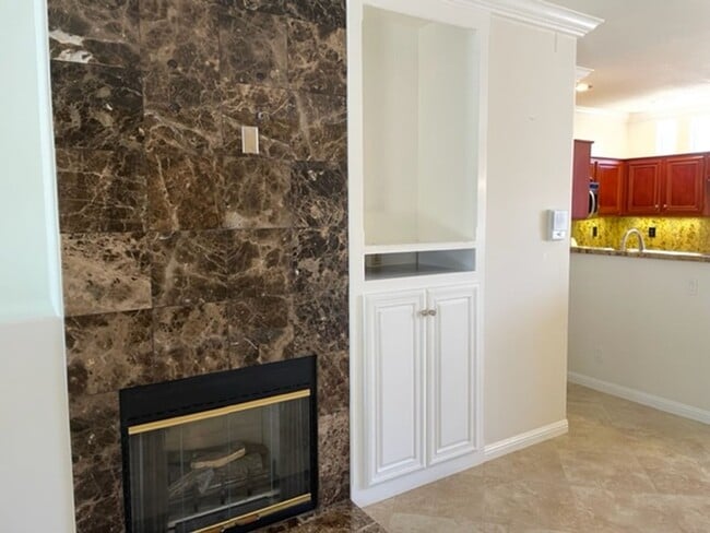 Building Photo - 2 Bedroom in Beautiful Tustin Golf Community