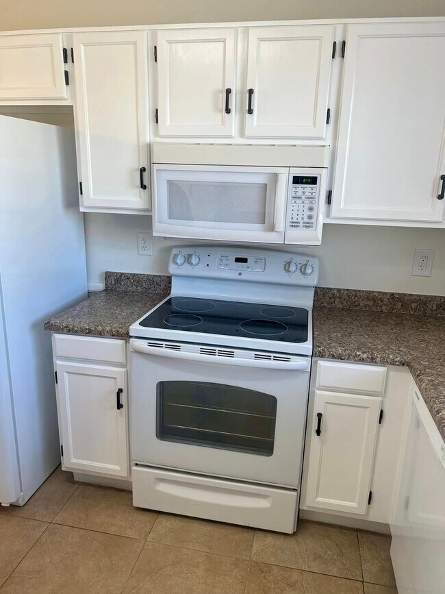 Building Photo - 3-bedroom , 2-bath remodeled home