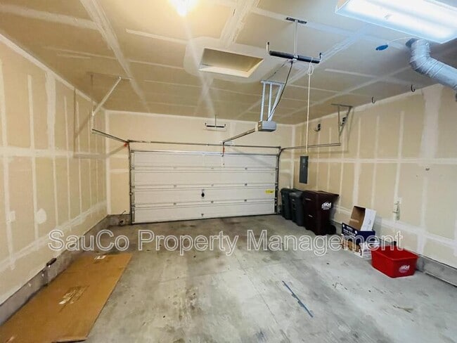 Building Photo - 1816 SE Water Lily St