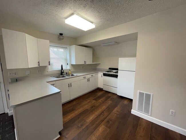 Building Photo - 121 Parchmount Ave