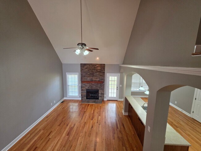 Building Photo - Holiday SPECIAL!! $500 OFF Your Move-In Co...