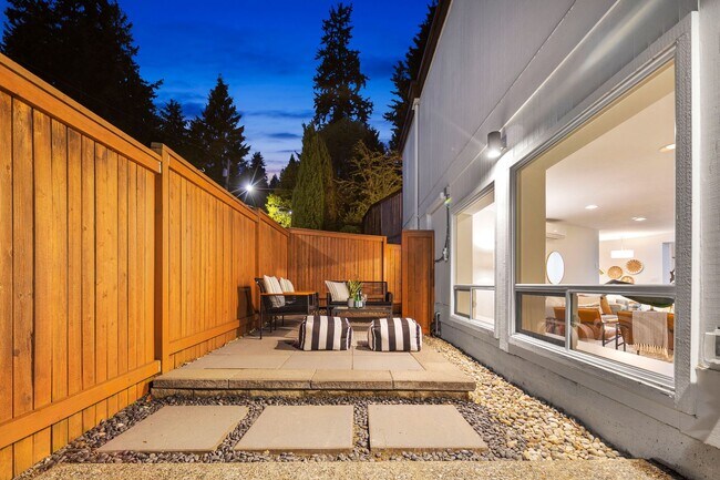Building Photo - 9817 SE Shoreland Dr