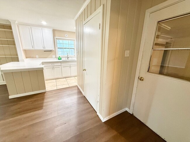 Building Photo - 3-bed/2-bath with two living spaces!