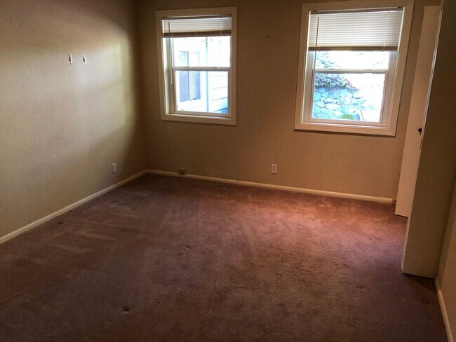 Building Photo - 2 Bedroom cottage,  quiet rural setting