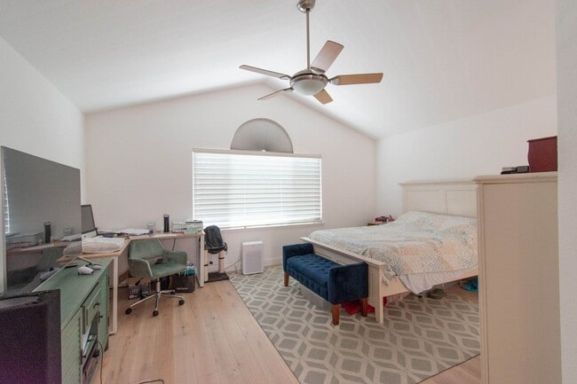 Building Photo - Amazing Downtown Campbell Location * Hardwood Floors * Spacious and Bright