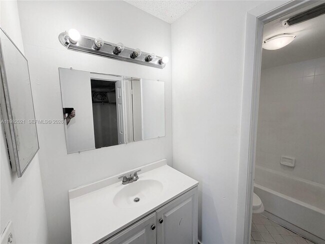 Building Photo - 206 Lake Pointe Dr