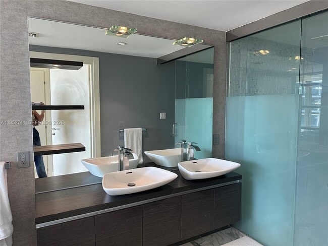 Building Photo - 200 Biscayne Blvd Way