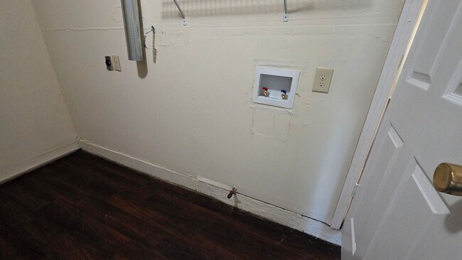 Building Photo - 3 Bed 1 bath home in MWC.