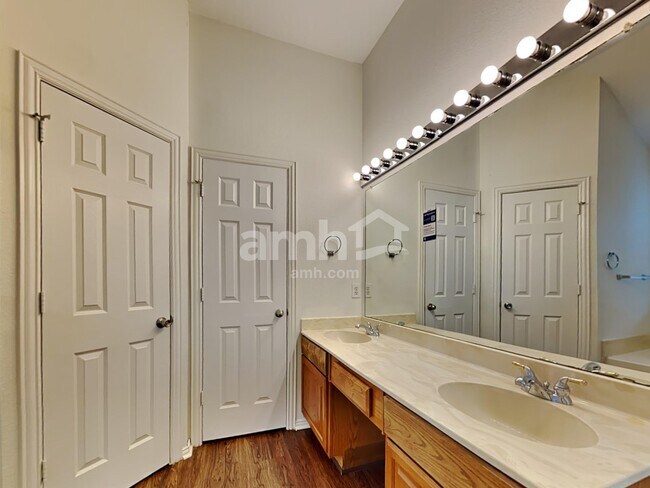 Building Photo - 221 Willow Creek Dr