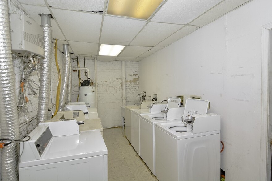 Building Photo - 909 W Dakin