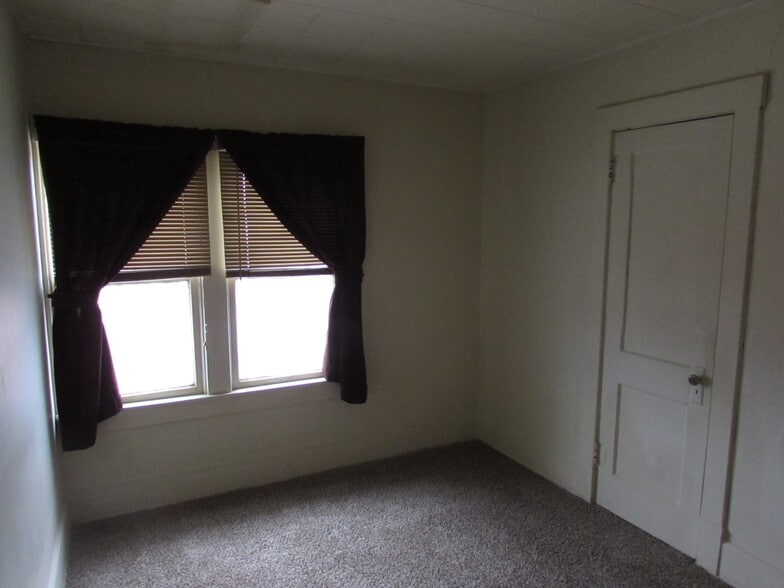 bedroom with large closet - 716 E 4th Ave