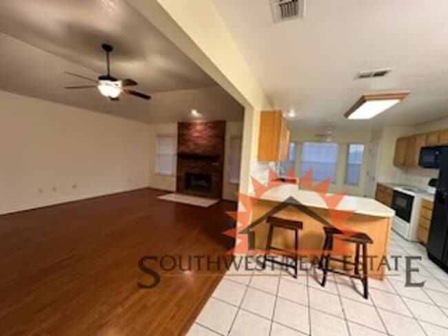 Building Photo - Beautiful 3 bedroom 2 bath brick home