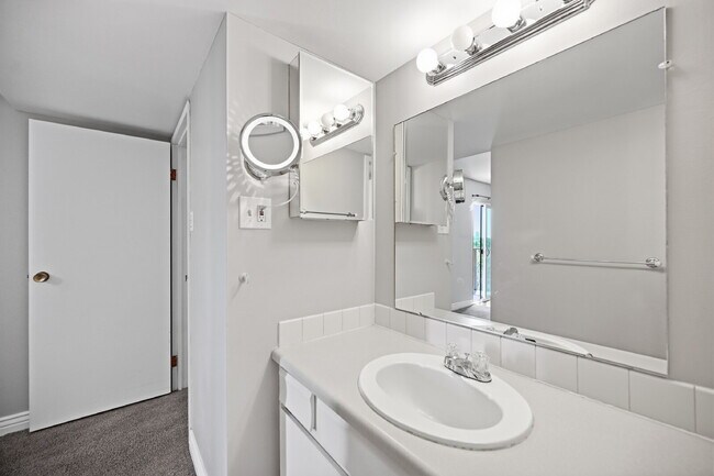 Building Photo - $2,240.95 2-Bed, 2-Bath Condo In Perfect Denver Location!
