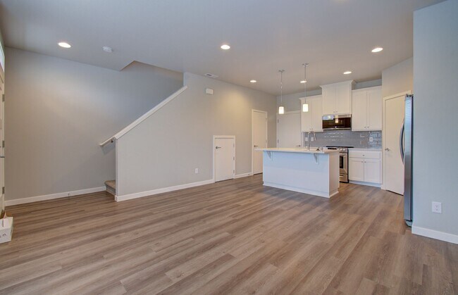 Building Photo - Beautiful Townhouse with Easy Access to Everything!