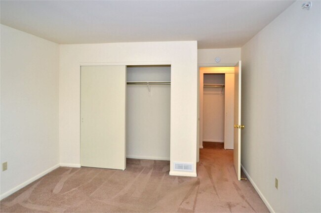 Building Photo - Two Bedroom Classic Style Apartment on the...