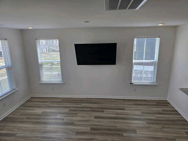 Building Photo - Spacious 4-Bedroom Home with Gourmet Kitch...