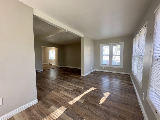 Building Photo - Beautiful 3 bedroom, 1 bath single family home with fenced yard and garage