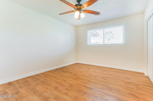 Building Photo - 1335 E Ellis Cir