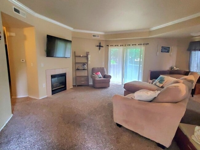 Building Photo - Updated 3 bedroom townhome with easy access to Powers Corridor!