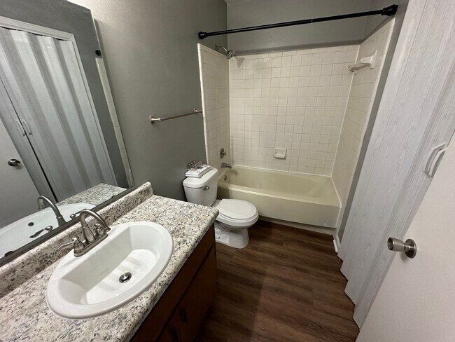 Building Photo - Remodeled downstairs unit in Pointe East avail NOW!