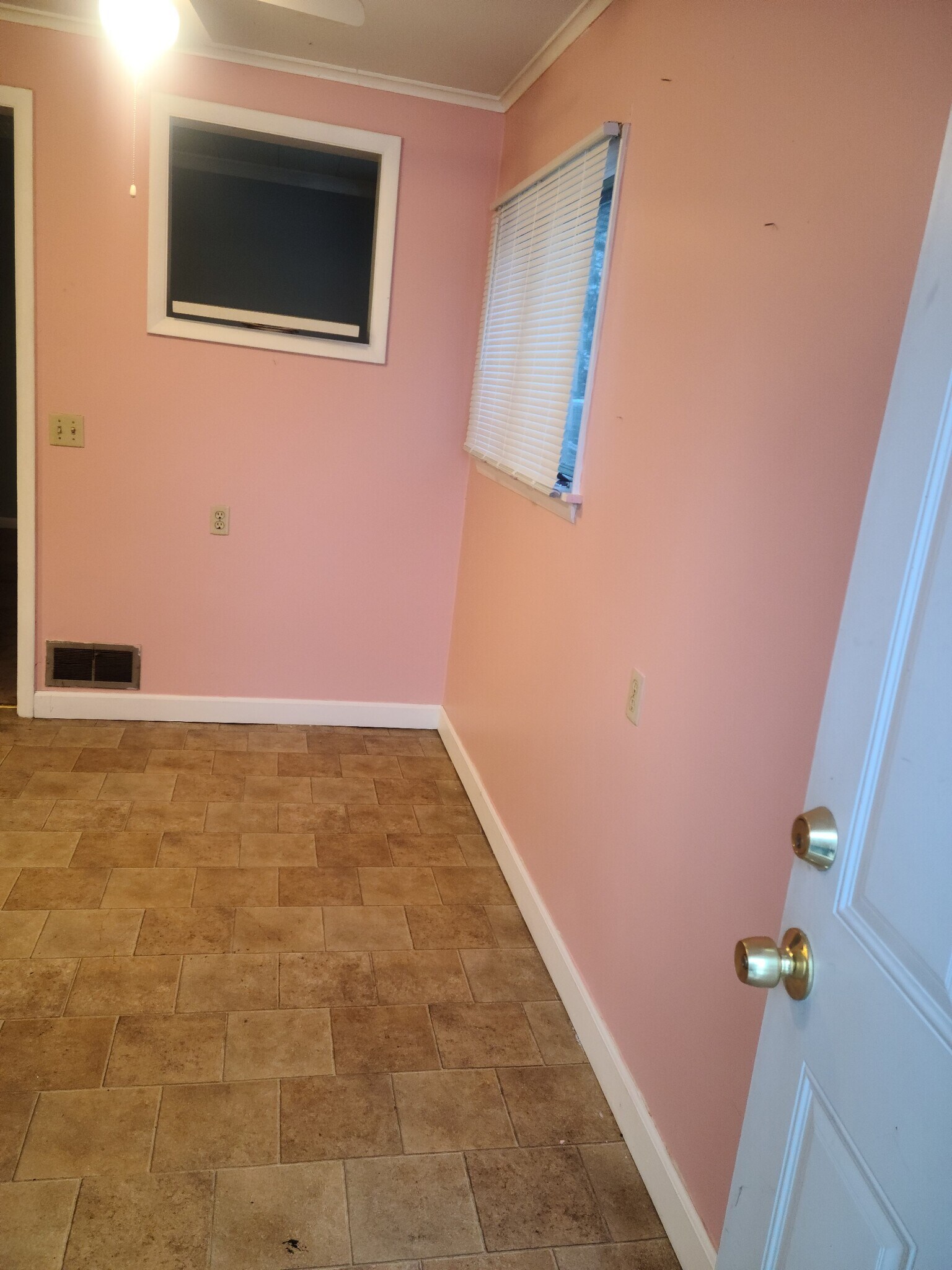 Kitchen sitting area - 3093 N Michigan Ave