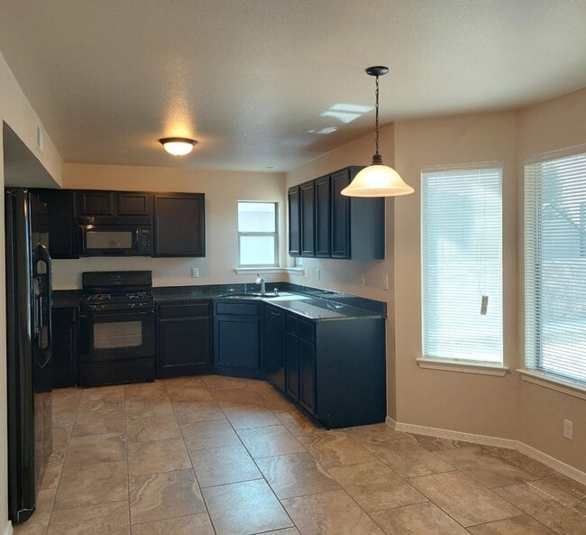 Building Photo - 3 bedroom 2 bathroom beautiful rental ! Available November