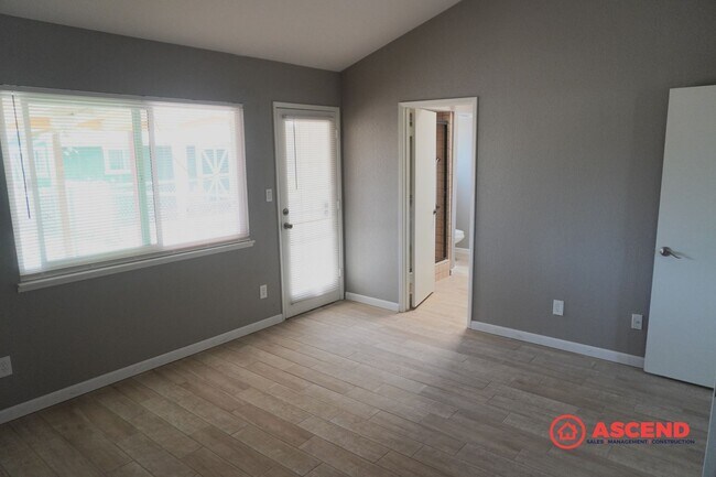 Building Photo - Beautiful 3 Bedroom Home Located in the So...