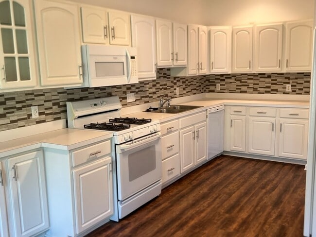 Building Photo - 591 Azalea Cir