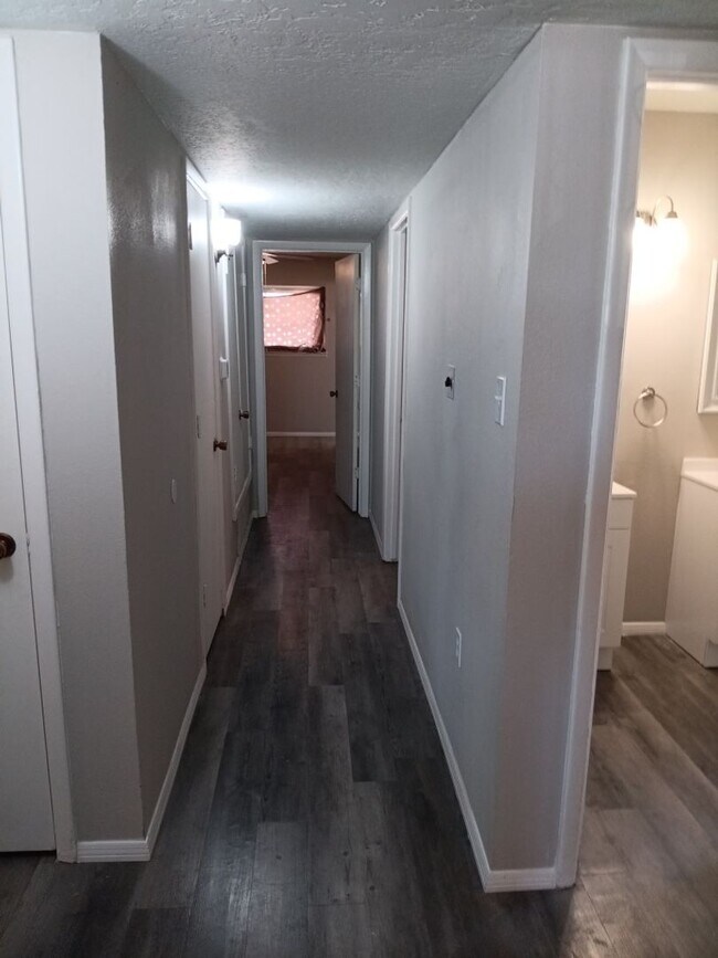 Building Photo - Charming 4-bedroom, 2-bathroom! Showings available NOW!