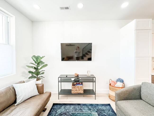 Building Photo - RENOVATED TOWNHOME WITH DECK BY METRO