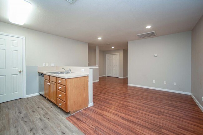 Building Photo - 1 Lake Forest Ct