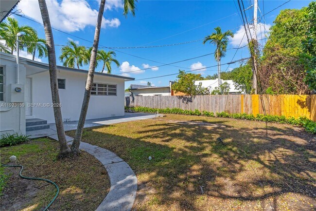 Building Photo - 2221 SW 13th St