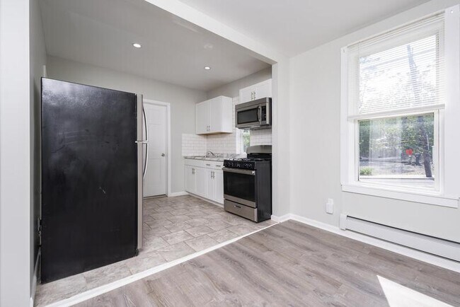 Building Photo - 338 Saratoga St