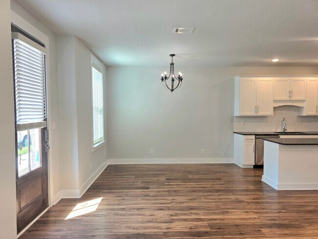 Building Photo - Beautiful Townhome in the Heart of Downtown Pensacola