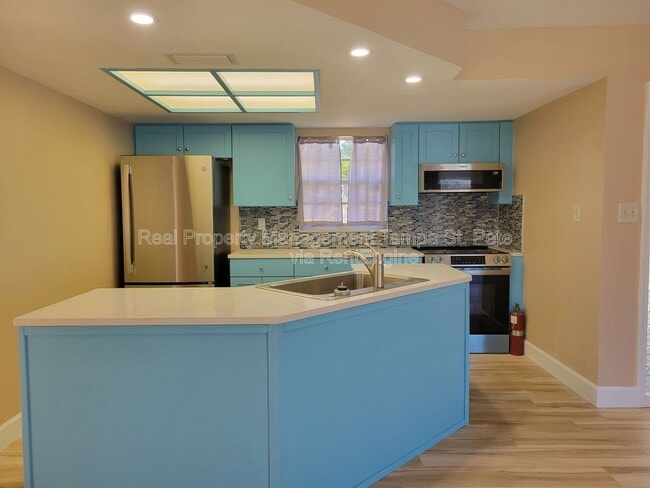 Building Photo - 1985 Cove Dr