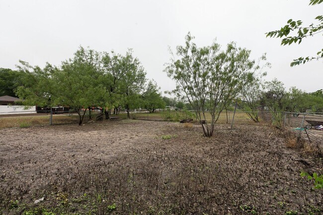 Building Photo - 3-BEDROOM HOME IN LOMA PARK