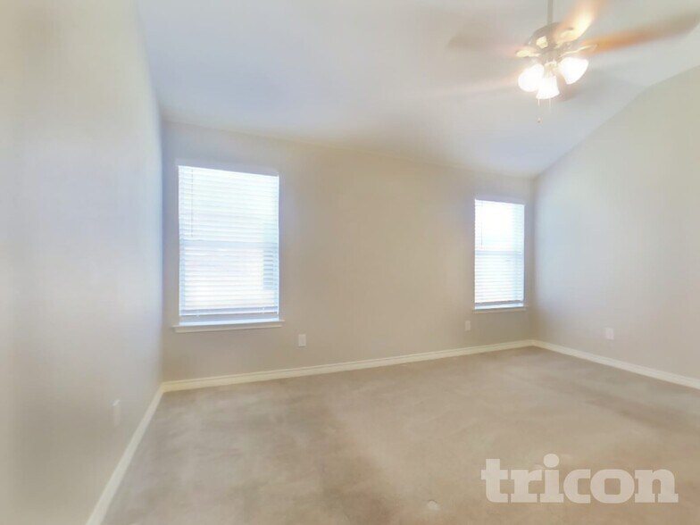 Building Photo - 909 Marist Dr