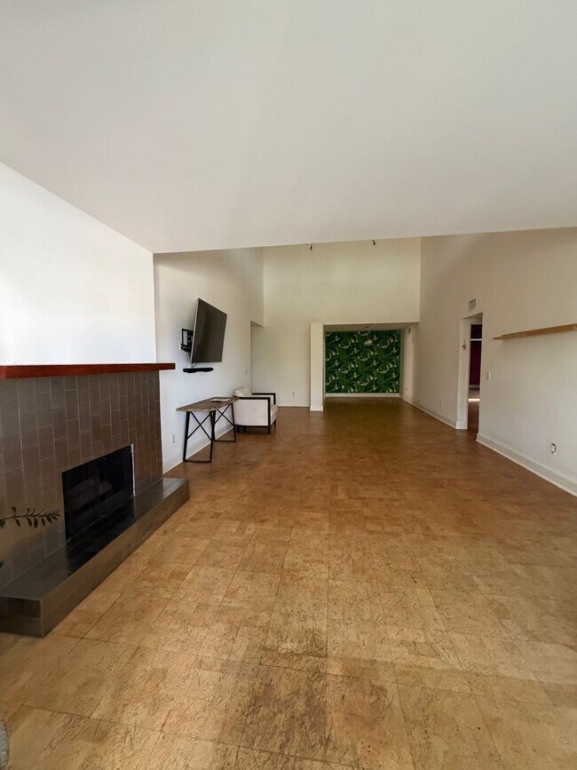 Building Photo - Hollywood Luxury 2 Bed Condo!