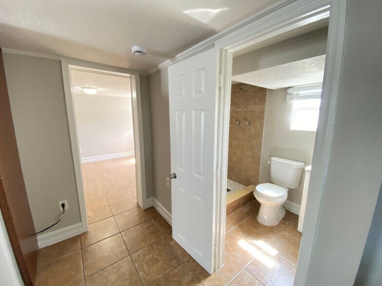 Building Photo - 812 W Livingston St