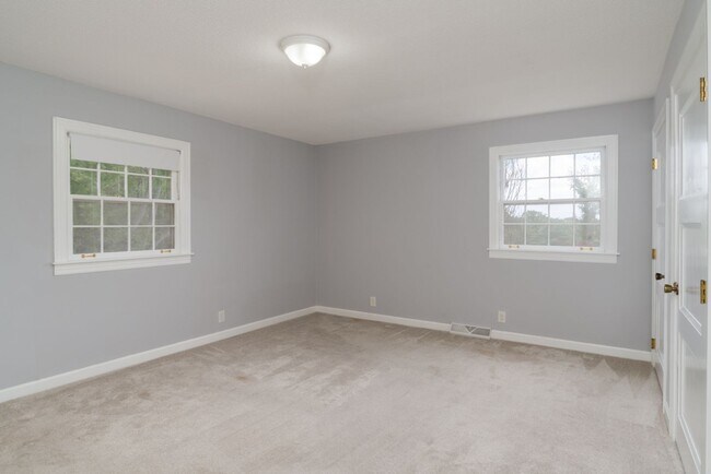 Building Photo - Single Family Home on almost an acre, 4 be...