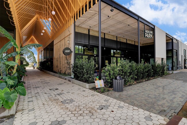 Building Photo - 726 N Shepherd Dr