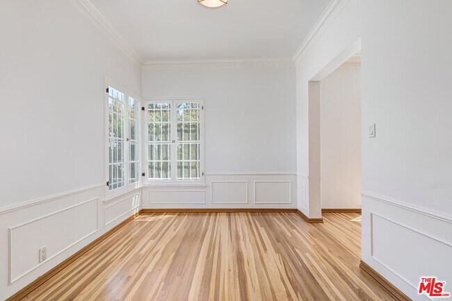 Building Photo - 448 1/2 S Wilton Pl