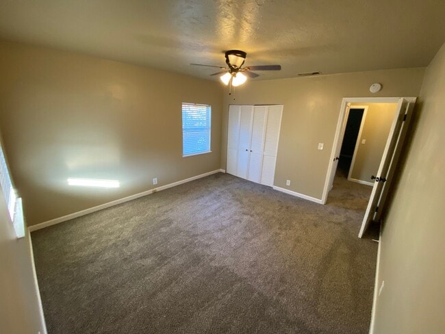 Building Photo - Updated 2 Bedroom Roseville Unit!