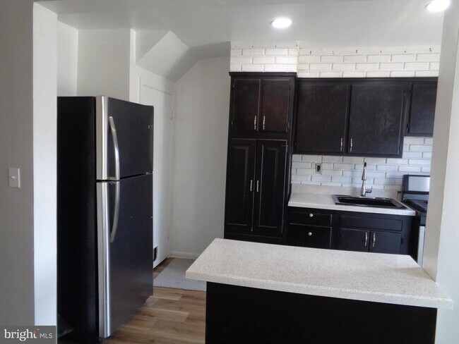 Building Photo - 2245 Graythorn Rd