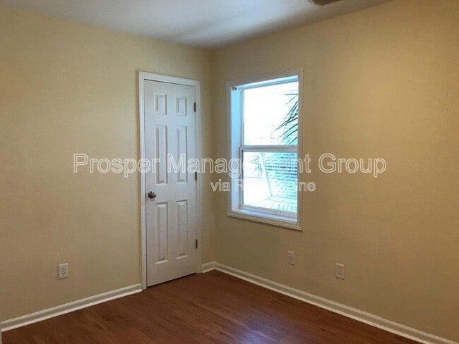 Building Photo - 120 Drake St