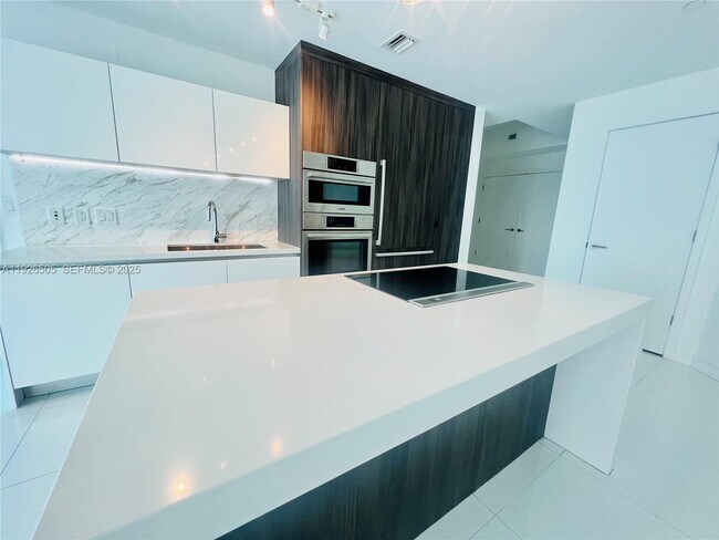 Building Photo - 851 NE 1st Ave