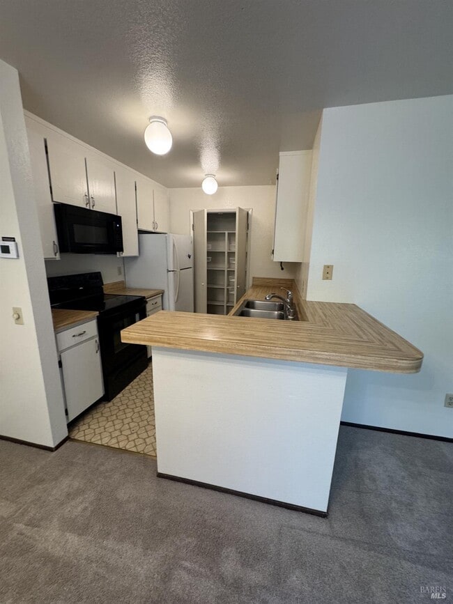 Building Photo - 33 Lakeview Ct